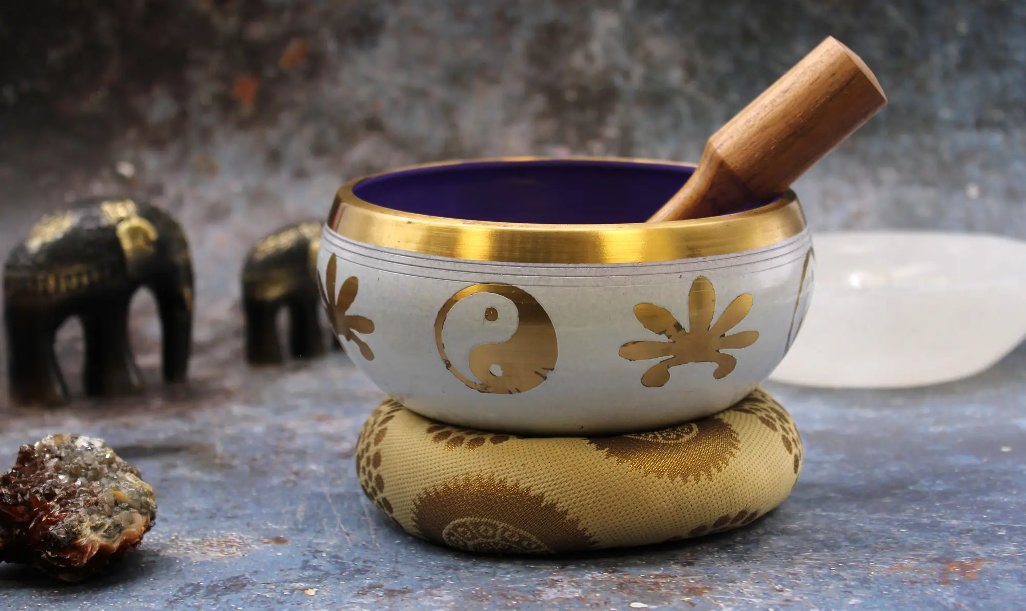 Stor tibetansk klangskål med Yin & Yang-motiv 14 cm - produktbild 6