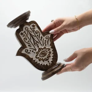 Stor träljusstake i mangoträ med Hamsa-motiv 25x18 cm - produktbild 2