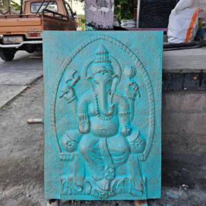 Turkos relief av Ganpati i järnram stående utomhus