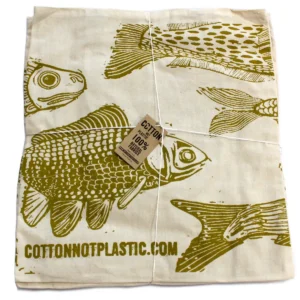 Vikta bomullskassar med havsinspirerade tryck och texten cottonnotplastic.com