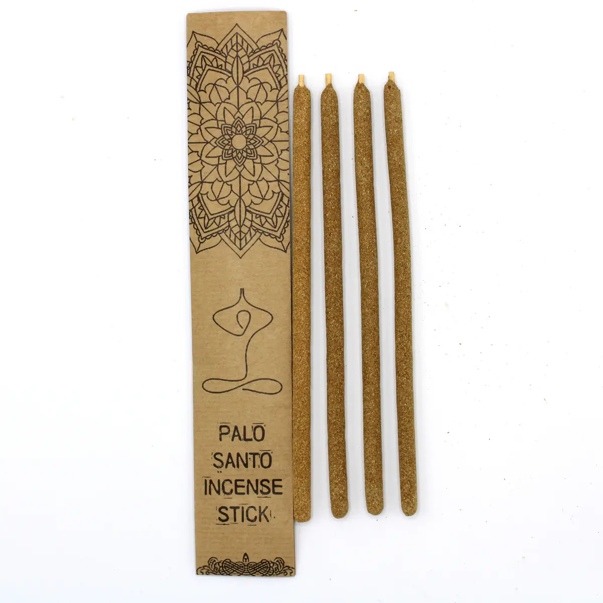 Fyra stora rökelsestickor av Palo Santo bredvid ett dekorativt kraftkuvert