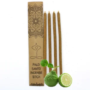 Fyra stora rökelsestickor av Palo Santo bredvid förpackning och bergamottfrukt