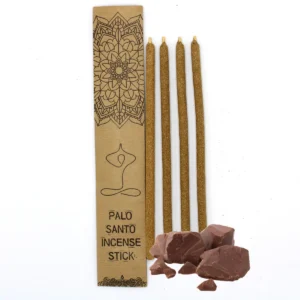Fyra stora Palo Santo-rökelsestickor bredvid en förpackning med mandalamönster och chokladbitar
