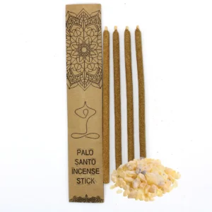 Fyra stora rökelsestickor av Palo Santo bredvid ett kraftigt kuvert och kopalharts