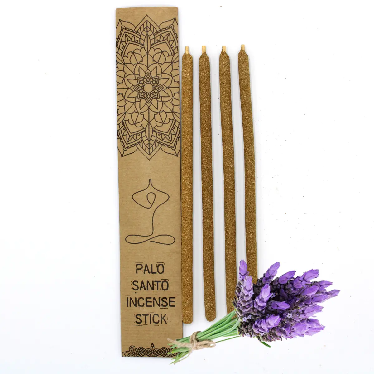 Fyra stora rökelsestickor av Palo Santo bredvid ett dekorativt kraftkuvert och en bukett lavendel