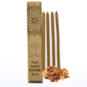 Fyra stora rökelsestickor av Palo Santo med myrra och en kraftpappersförpackning med dekorativt mönster