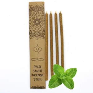 Fyra stora rökelsestickor av Palo Santo bredvid en förpackning och pepparmintsblad