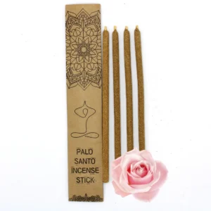 Fyra stora rökelsestickor av Palo Santo med rosdoft och dekorativ förpackning i kraftpapper