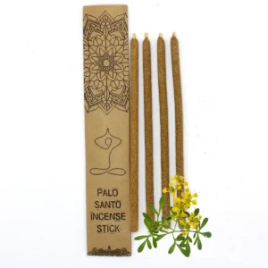 Fyra stora rökelsestickor av Palo Santo med dekorativ förpackning och ruda-blommor