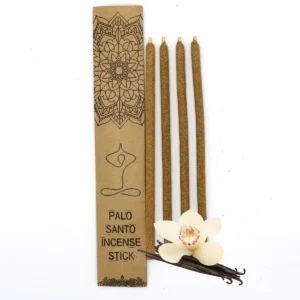 Fyra stora rökelsestickor av Palo Santo med en vit orkidé och vaniljstänger på vit bakgrund