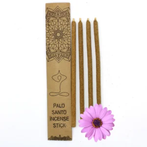 Fyra stora rökelsestickor av Palo Santo bredvid ett dekorativt kraftkuvert med mönster och text