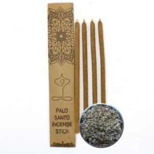 Fyra stora rökelsestickor av Palo Santo bredvid en dekorativ kraftförpackning