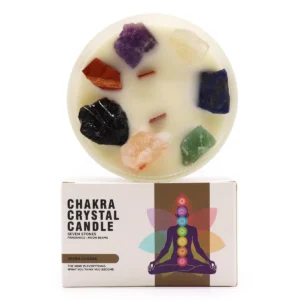 Stort vitt sojavaxljus med sju färgglada kristallstenar och förpackning med chakraillustration