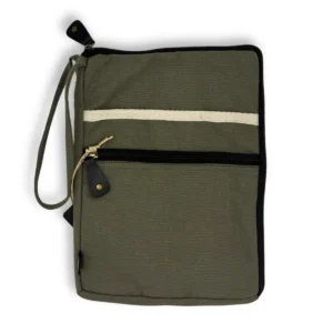 Olivgrönt laptopfodral i canvas med dragkedja och rem