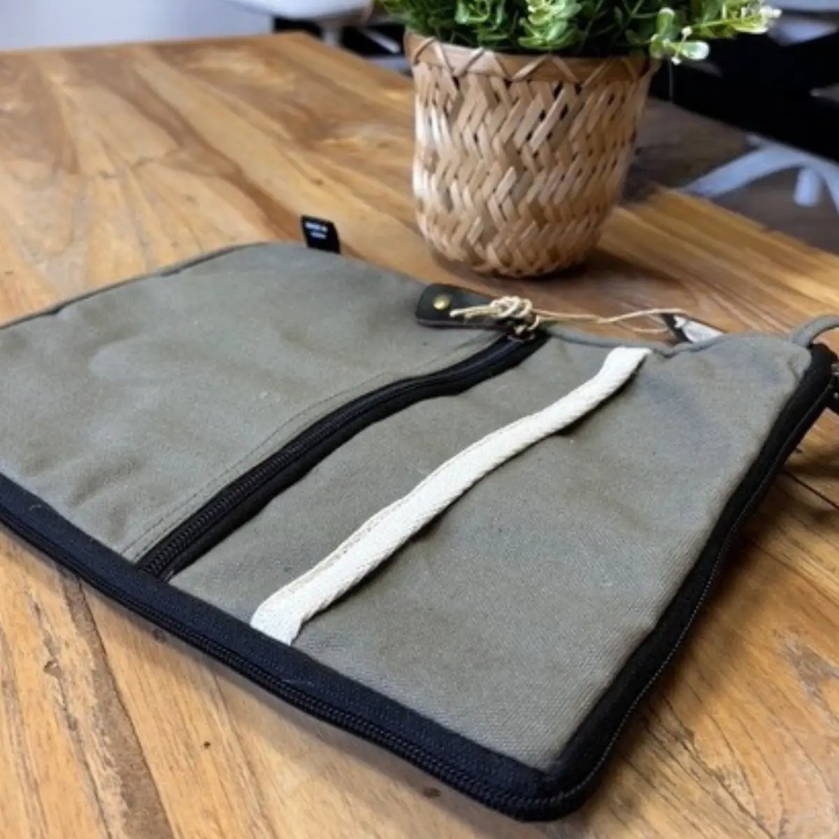 Stort laptopfodral i canvas olivgrönt 30x40 cm - produktbild 4