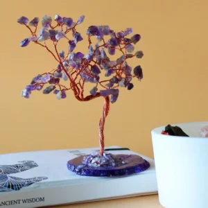 Stort önsketräd med ametiststenar och kopparfärgade metallgrenar på en lila agatfot