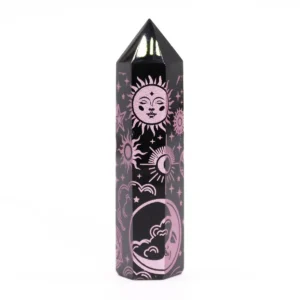Svart obsidianspets med rosa himmelsymboler i form av sol, måne och stjärnor