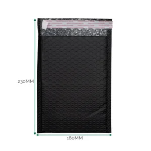 Svart vadderat bubbelkuvert i polyeten med självhäftande remsa och måtten 180x230 mm