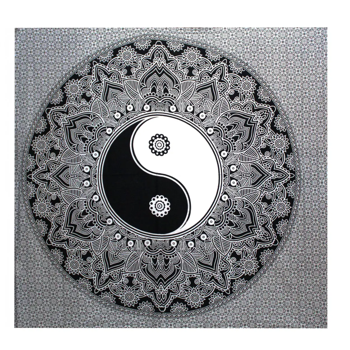 Svartvitt bomullstäcke med handtryckt Ying Yang-motiv och dekorativa mönster