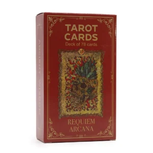 Förpackning med tarotkortleken Requiem Arcana i rött med gotisk design