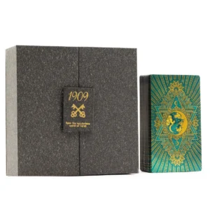 Tarotkort med guld- och turkosfolie bredvid en lyxig mörk presentförpackning