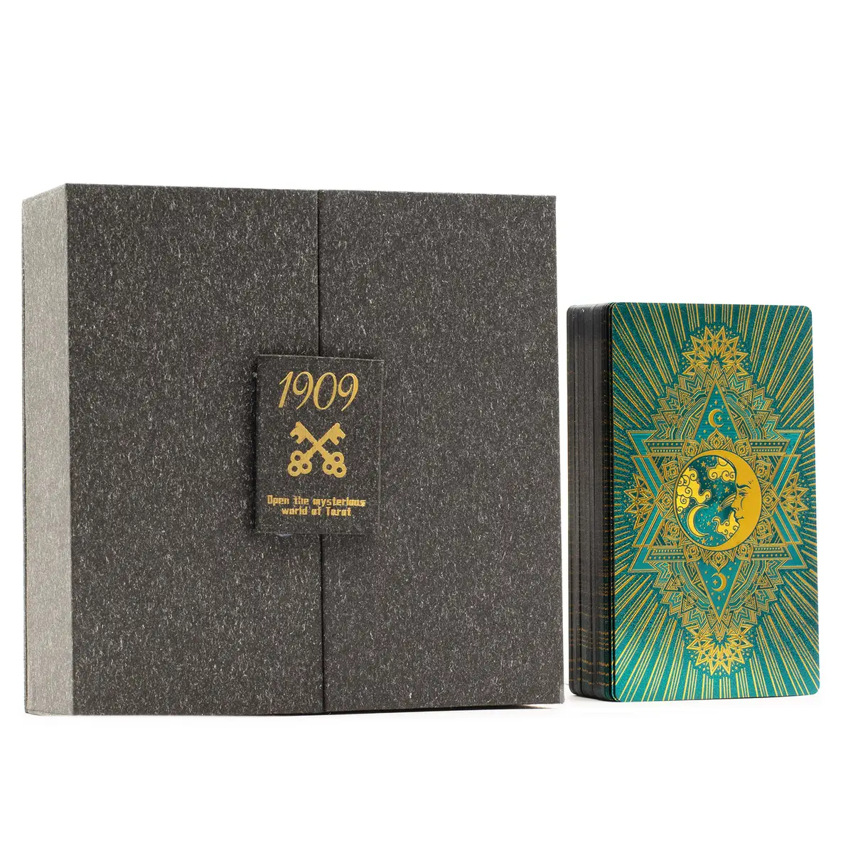 Tarotkort med guld- och turkosfolie bredvid en lyxig mörk presentförpackning