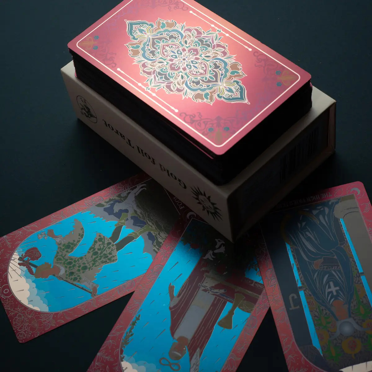 Tarotkortset med rubinfärgad folie och bok i rosa presentask - produktbild 3