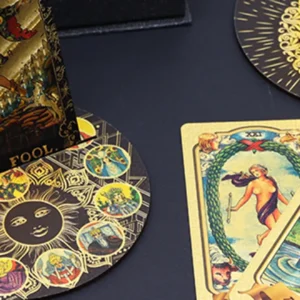 Tarotkortset med rubinfärgad folie och bok i rosa presentask - produktbild 7