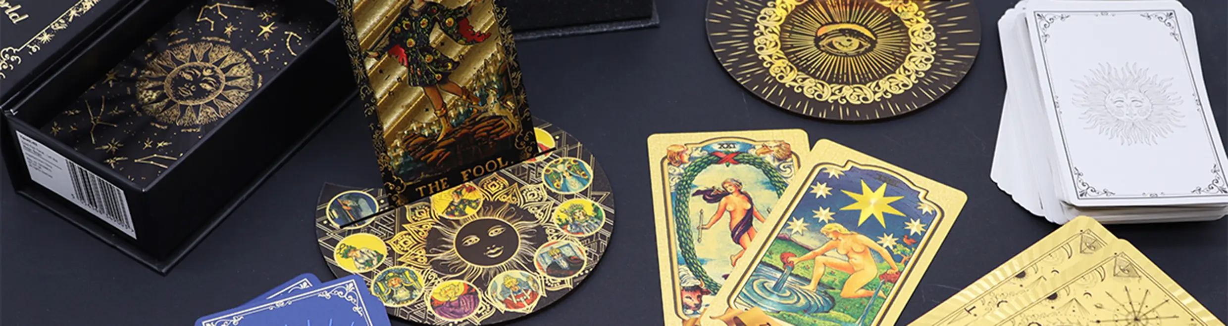 Tarotkortset med rubinfärgad folie och bok i rosa presentask - produktbild 7