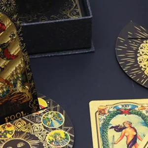 Tarotkortset med rubinfärgad folie och bok i rosa presentask - produktbild 8