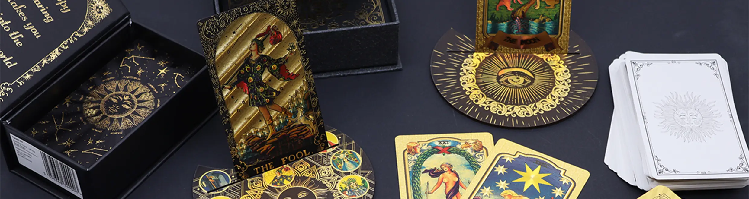 Tarotkortset med rubinfärgad folie och bok i rosa presentask - produktbild 8