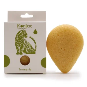 Teardrop-formad gul Konjac-svamp bredvid vit förpackning med grön tigerillustration och texten Konjac Sponge Turmeric