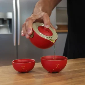 Tekannaset Money Cat med två koppar och resefodral i rött - produktbild 2
