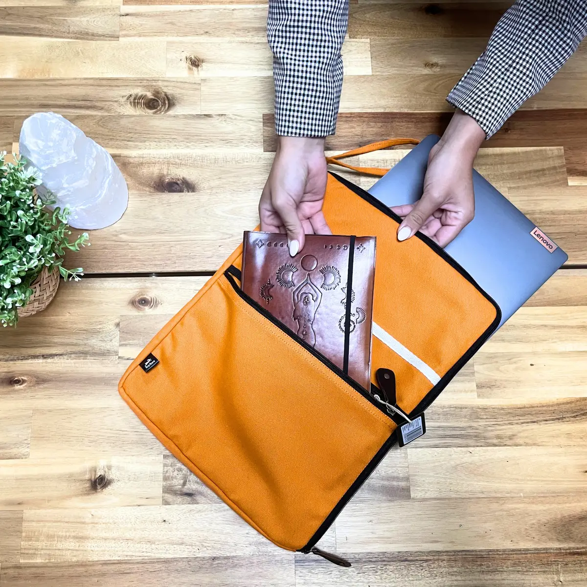 Tekstilsfodral för bärbar dator i orange 24x33 cm - produktbild 2