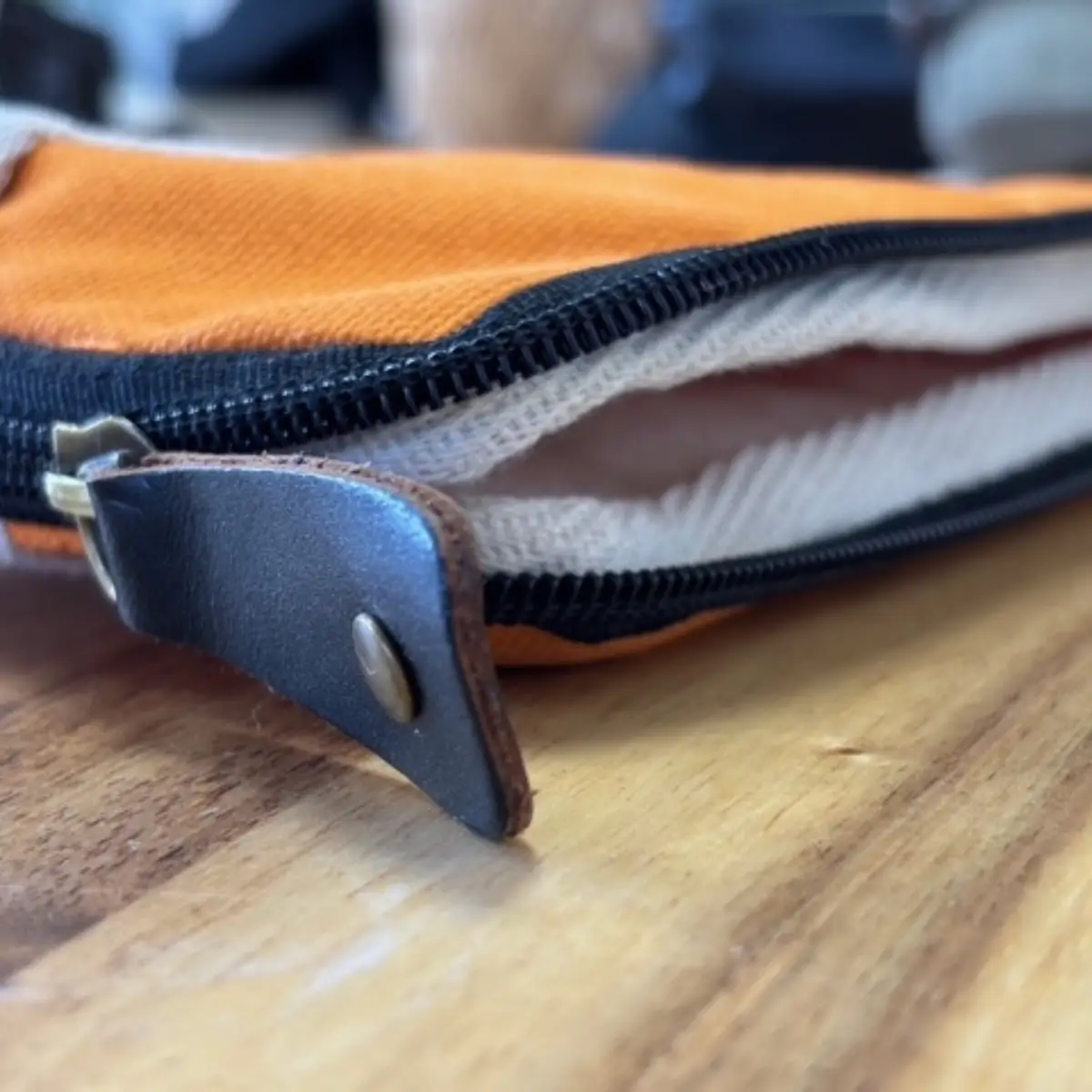 Tekstilsfodral för bärbar dator i orange 24x33 cm - produktbild 3