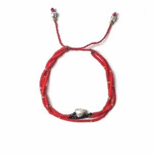 Rött temple-armband i tråd med silverhjärta och justerbar knut