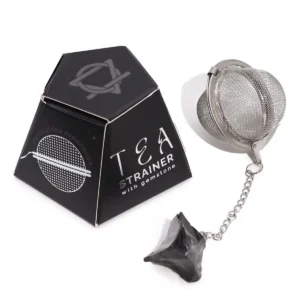 Tesil i metall med kedja och rå svart obsidian bredvid svart förpackningsask