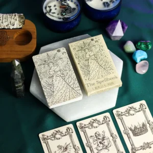 The Spellbook orakelkort i illustrerad ask med detaljerade monokroma motiv, omgivna av kristaller och rökelse