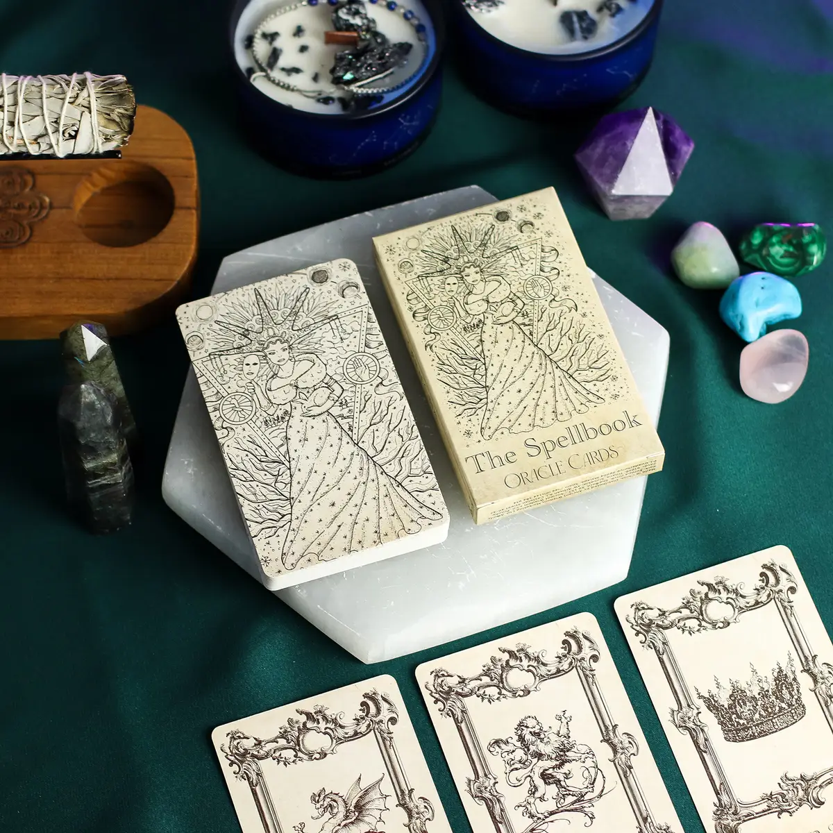 The Spellbook orakelkort i illustrerad ask med detaljerade monokroma motiv, omgivna av kristaller och rökelse