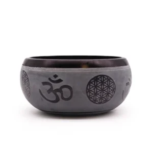 Tibetansk klangskål i jordpulver med symbolen Om och fem buddhor, 16 cm diameter