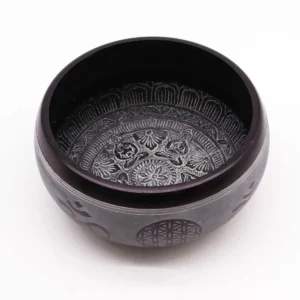 Tibetansk klangskål i jordpulver med Om och fem buddhor, 16 cm - produktbild 2