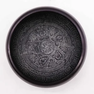 Tibetansk klangskål i jordpulver med Om och fem buddhor, 16 cm - produktbild 3