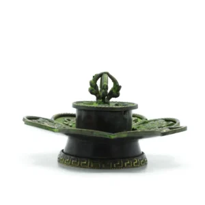 Grönpatinerad tibetansk kopparrökelsehållare med åttafaldiga symboler sedd framifrån