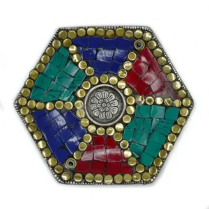 Sexkantig tibetansk rökelsehållare med keramisk mosaik i rött, blått och turkost med gulddetaljer