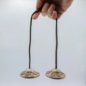 Tibetanska tingsha-klockor i mässing med lyckosymboler, ca 6 cm - produktbild 4