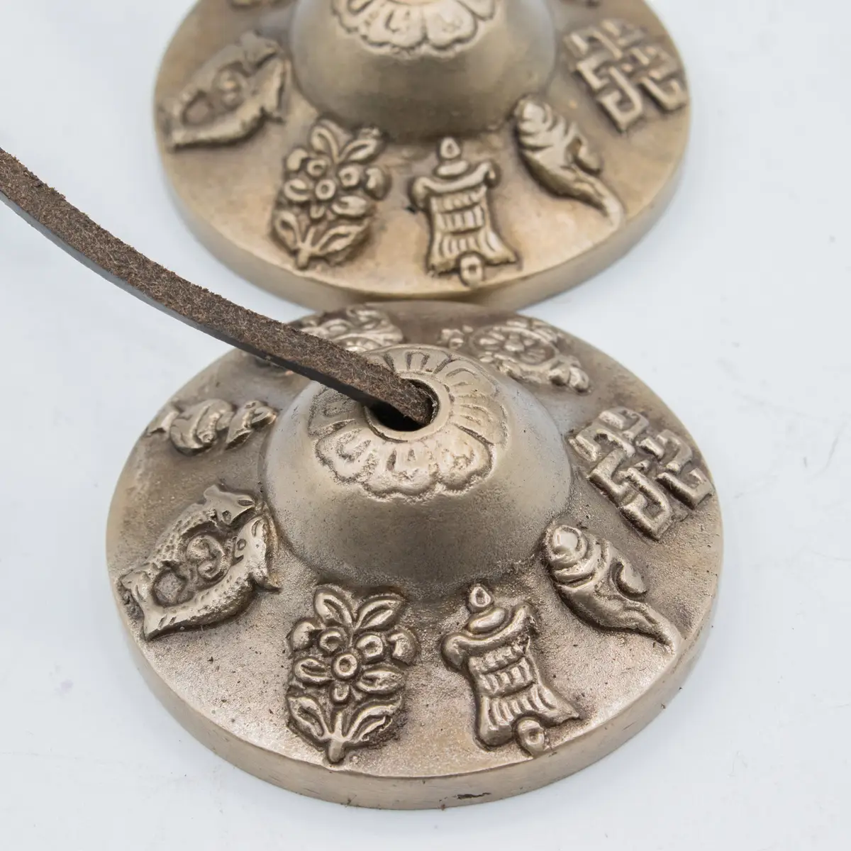 Tibetanska tingsha-klockor i mässing med lyckosymboler, ca 6 cm - produktbild 5