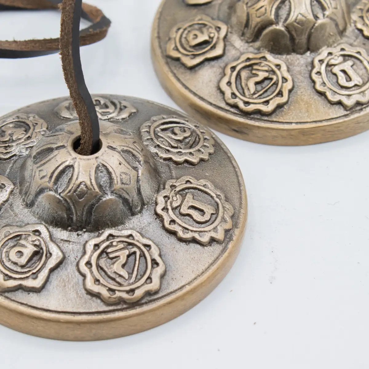 Tibetanska tingsha-klockor i mässing med sju chakrasymboler, cirka 7 cm - produktbild 2