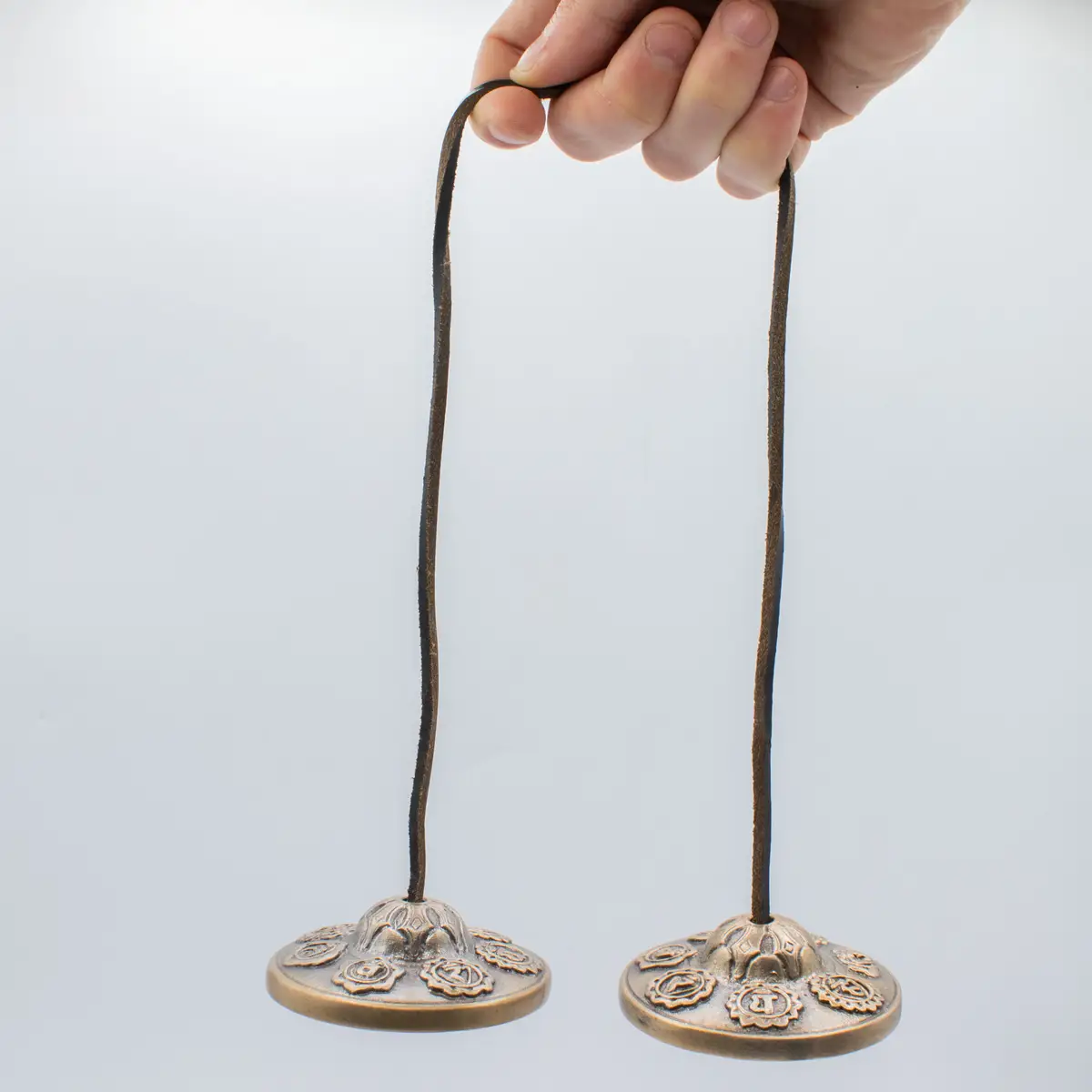 Tibetanska tingsha-klockor i mässing med sju chakrasymboler, cirka 7 cm - produktbild 6