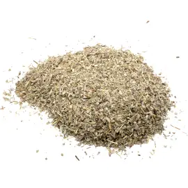 Hög med torkade salviablad på vit bakgrund