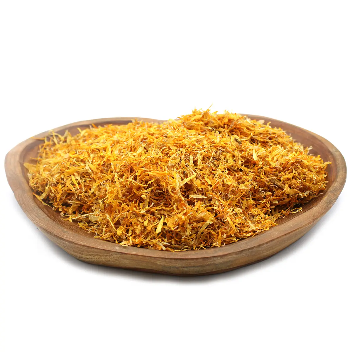 Torkade orangegula ringblomsblad på ett träfat